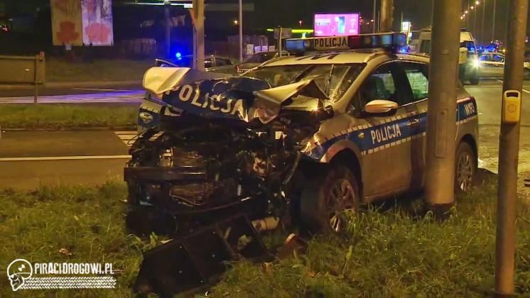 RADIOWÓZ ZDERZYŁ SIĘ Z AUTEM OSOBOWYM W WIGILIĘ, 6 OSÓB RANNYCH