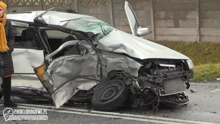 Dwie osoby zginęły w zderzeniu skody i seata pod Opolem.