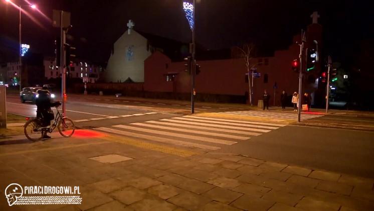 W Warszawie uruchomiono przejście dla pieszych dla zapatrzonych w smartfony...