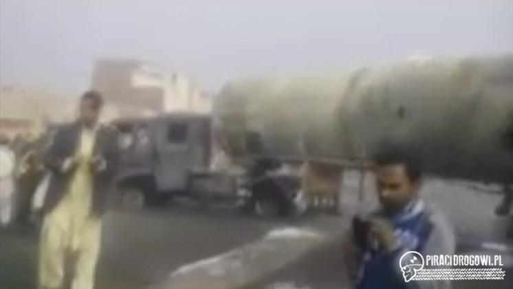 Wybuch cysterny po wypadku we mgle. Zginęło 15 osób.