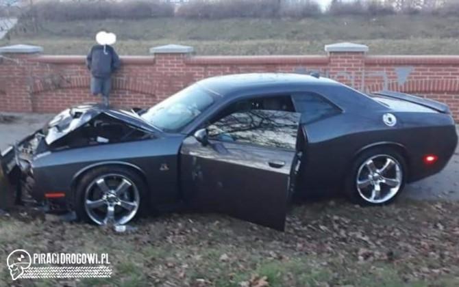 Pracownik myjni rozbił klientowi Dodge Challengera 492 KM V8 6,4 L.