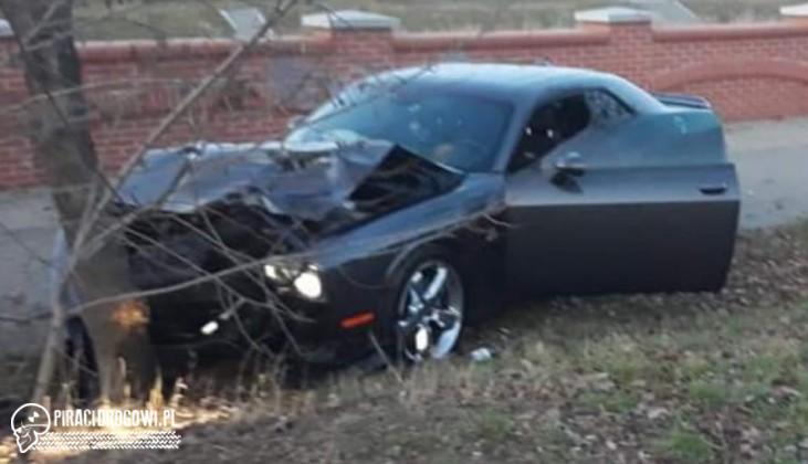 Pracownik myjni rozbił klientowi Dodge Challengera 492 KM V8 6,4 L.