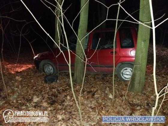 Policyjny pościg za 40-konnym daewoo tico. Skończyło się na drzewie.