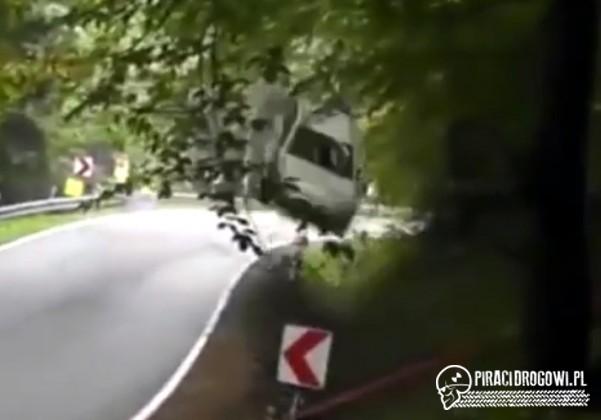 Wypadek na wyścigach. Koziołkowanie i dach.