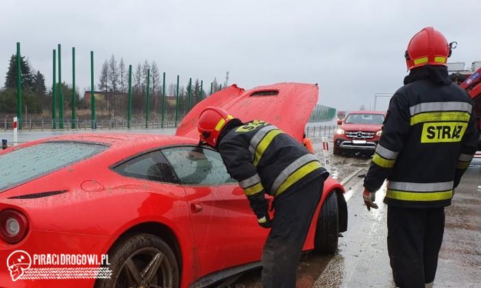 Wypadek Ferrari na A1. Kierowca stracił panowanie i uderzył w barierki.