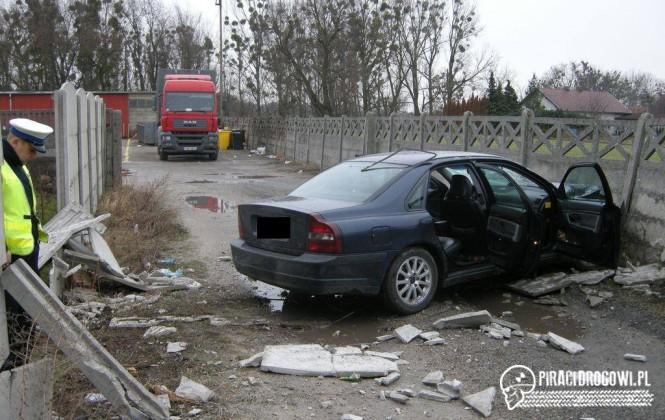 Staranował dwa betonowe ogrodzenia i zatrzymał się na trzecim. Ile jechał?