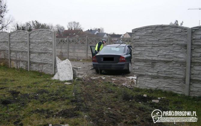 Staranował dwa betonowe ogrodzenia i zatrzymał się na trzecim. Ile jechał?