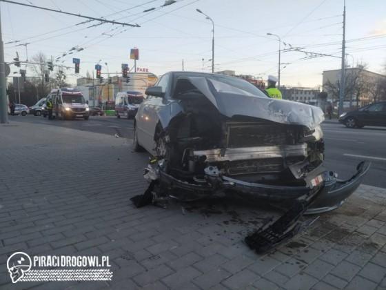 Wypadek karetki pogotowia w Lublinie. Nagrania z monitoringu i wideorejestratora