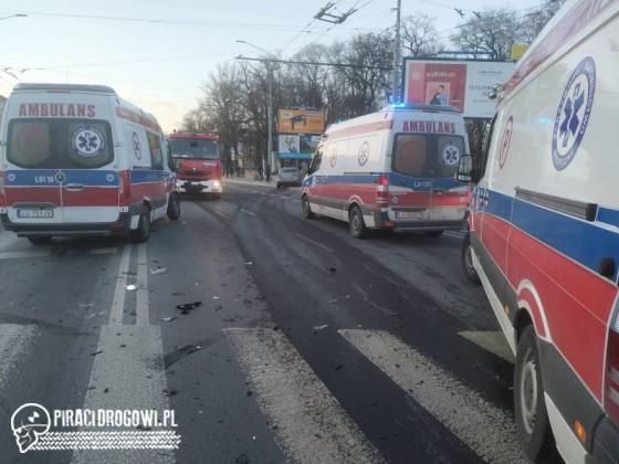 Wypadek karetki pogotowia w Lublinie. Nagrania z monitoringu i wideorejestratora