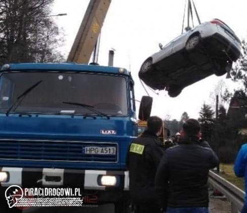 Wypadek radiowozu w Krzeszowicach. Policjanci jechali na interwencję.