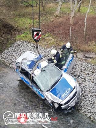 Wypadek radiowozu w Krzeszowicach. Policjanci jechali na interwencję.