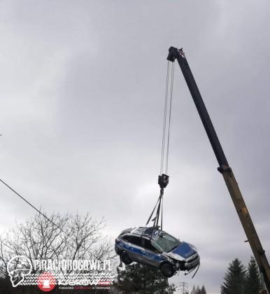 Wypadek radiowozu w Krzeszowicach. Policjanci jechali na interwencję.