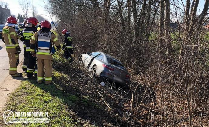 Mercedes wpadł do rowu. Służby zastały odpalony samochód bez kierowcy.