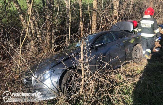 Mercedes wpadł do rowu. Służby zastały odpalony samochód bez kierowcy.