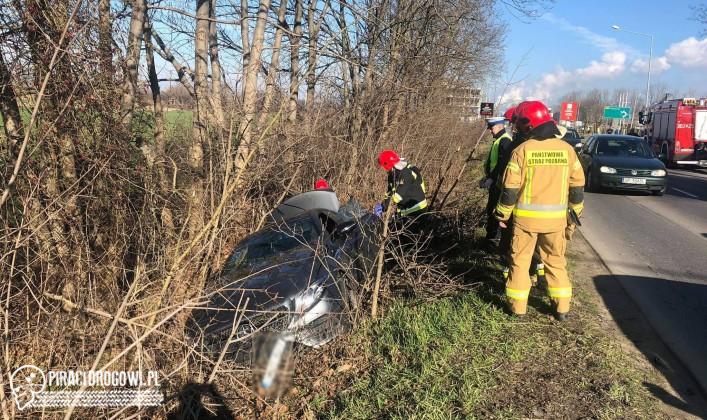 Mercedes wpadł do rowu. Służby zastały odpalony samochód bez kierowcy.