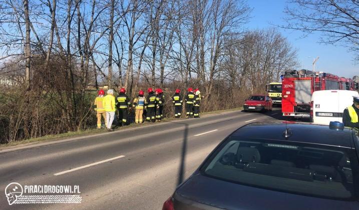Mercedes wpadł do rowu. Służby zastały odpalony samochód bez kierowcy.
