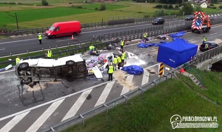 7 osób zginęło w wypadku busa na autostradzie A4.