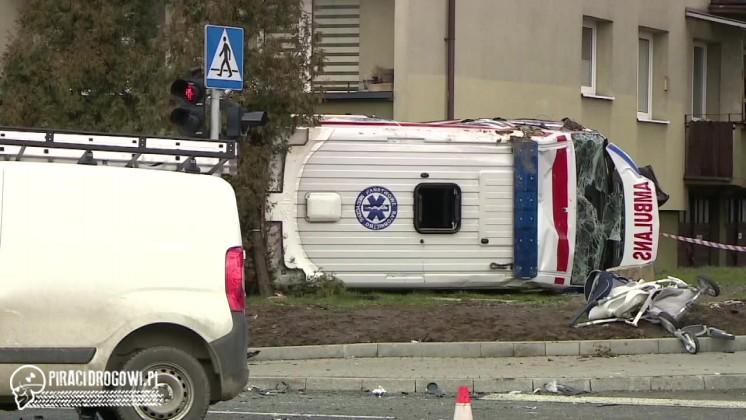 6 osób w tym 2 dzieci, rannych po wypadku karetki i samochodu dostawczego