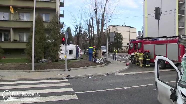 6 osób w tym 2 dzieci, rannych po wypadku karetki i samochodu dostawczego