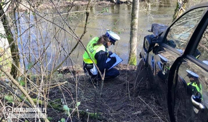 4 młode osoby zginęły w wypadku. Samochód staranował barierki i wpadł do rzeki.