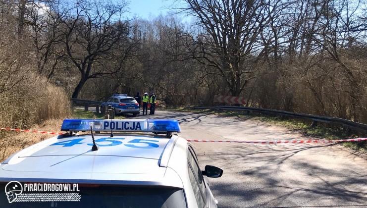 4 młode osoby zginęły w wypadku. Samochód staranował barierki i wpadł do rzeki.