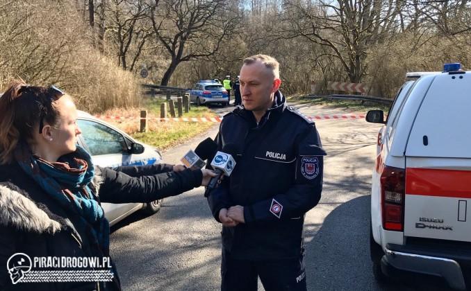 4 młode osoby zginęły w wypadku. Samochód staranował barierki i wpadł do rzeki.
