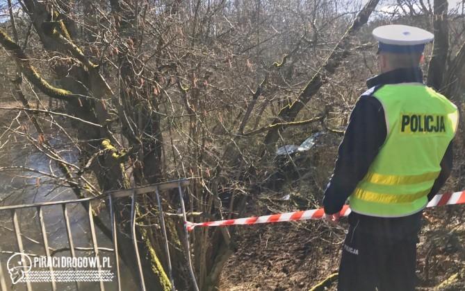 4 młode osoby zginęły w wypadku. Samochód staranował barierki i wpadł do rzeki.