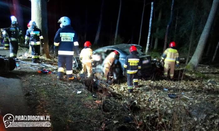 Tragiczny wypadek pod Opolem. Samochód wypadł z drogi i uderzył w drzewo.