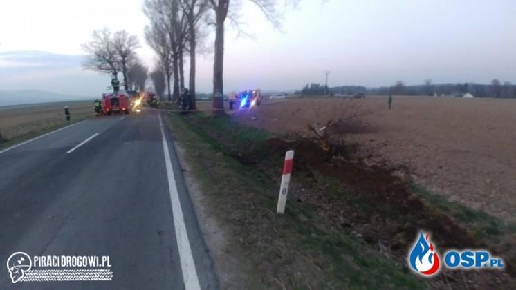 22-latek zginął w wypadku. Saab zatrzymał się pionowo na drzewie.