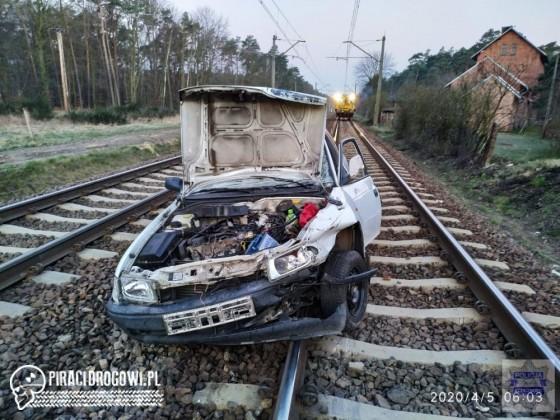 Kierowca zawracał na przejeździe kolejowym... Samochód zmiażdżony przez pociąg!