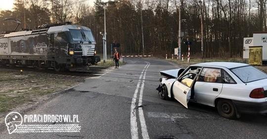 Kierowca zawracał na przejeździe kolejowym... Samochód zmiażdżony przez pociąg!