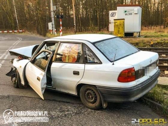 Kierowca zawracał na przejeździe kolejowym... Samochód zmiażdżony przez pociąg!