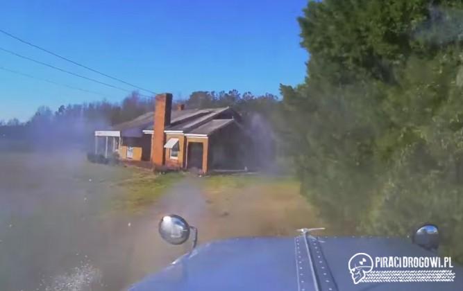 Rozpędzona ciężarówka zjeżdża z drogi i uderza w dom
