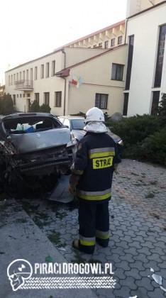 Wypadek lotniczy na rondzie. Samochód skosił drzewo kilka metrów nad ziemią!