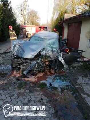 Wypadek lotniczy na rondzie. Samochód skosił drzewo kilka metrów nad ziemią!