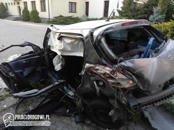 Wypadek lotniczy na rondzie. Samochód skosił drzewo kilka metrów nad ziemią!