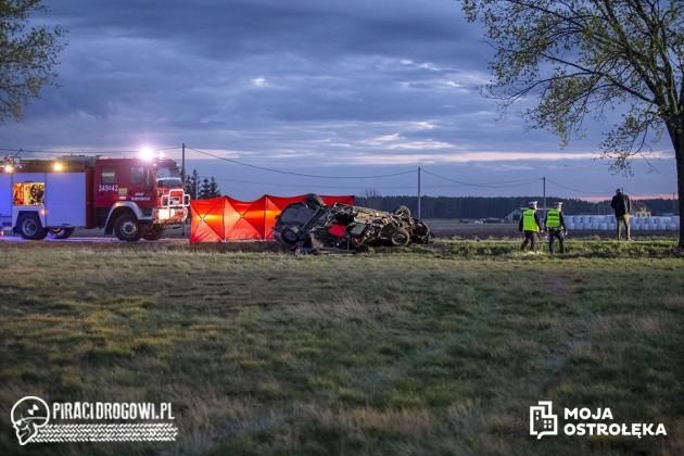Trzy młode osoby zginęły w wypadku. Samochód uderzył w drzewo i dachował.