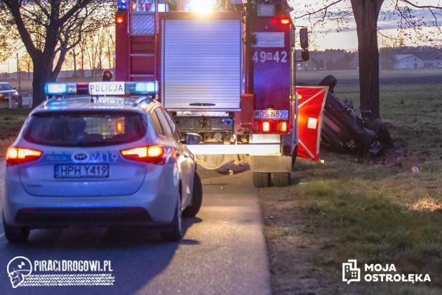 Trzy młode osoby zginęły w wypadku. Samochód uderzył w drzewo i dachował.