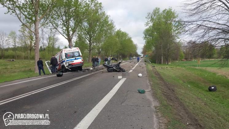 Audi rozpadło się na pół po zderzeniu z karetką. 2 osoby zginęły, 4 ranne.