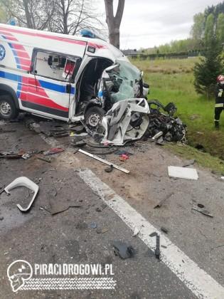 Audi rozpadło się na pół po zderzeniu z karetką. 2 osoby zginęły, 4 ranne.