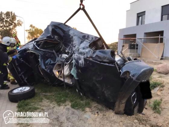 Rozpędzone BMW staranowało płot i dachowało na posesji
