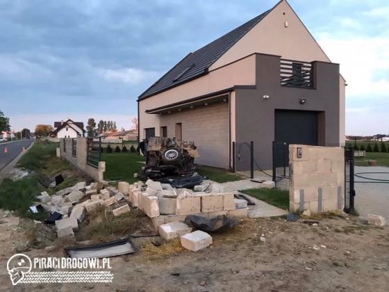 Rozpędzone BMW staranowało płot i dachowało na posesji