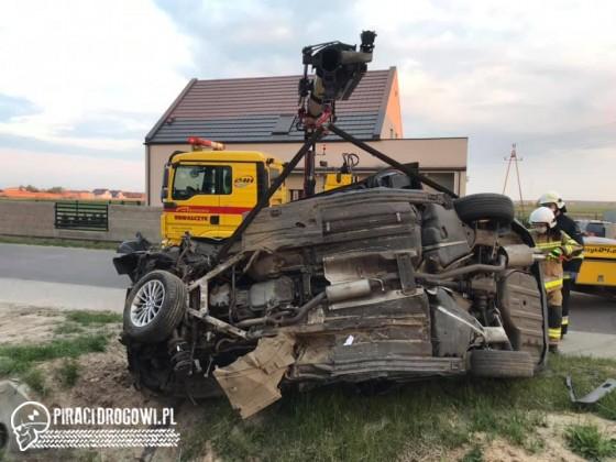 Rozpędzone BMW staranowało płot i dachowało na posesji
