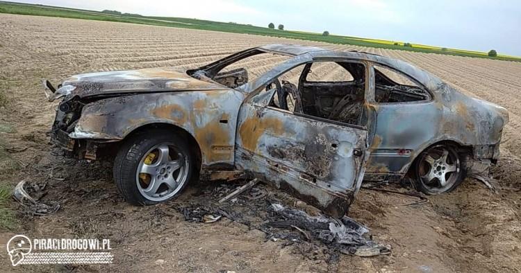 Kręcił bączki nowo kupionym mercedesem. Samochód spłonął, a on dostał mandat.