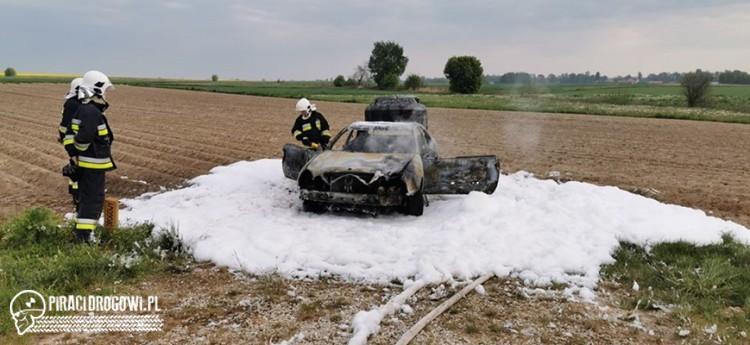 Kręcił bączki nowo kupionym mercedesem. Samochód spłonął, a on dostał mandat.