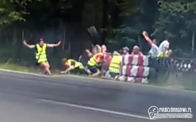 Zaskakujący wypadek podczas wyścigu. Kibic uderzony oponą z samochodu rajdowego!