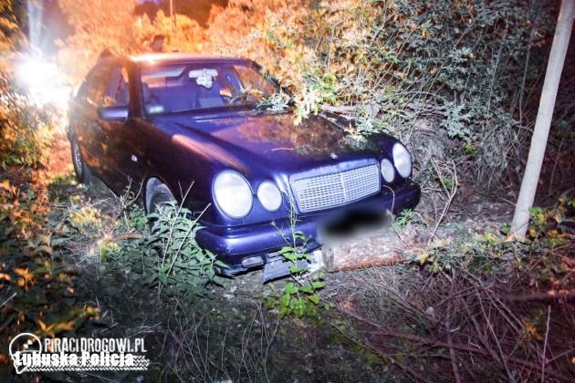 Kierowca po narkotykach wyskoczył z jadącego samochodu. Pasażerowie zostali.