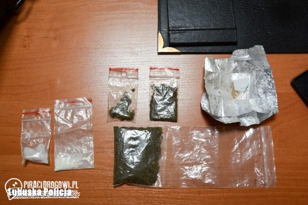 Kierowca po narkotykach wyskoczył z jadącego samochodu. Pasażerowie zostali.