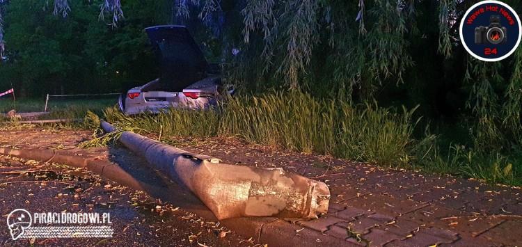 Wypadek Jaguara w Warszawie. Samochód ściął latarnię i uderzył w drzewo.