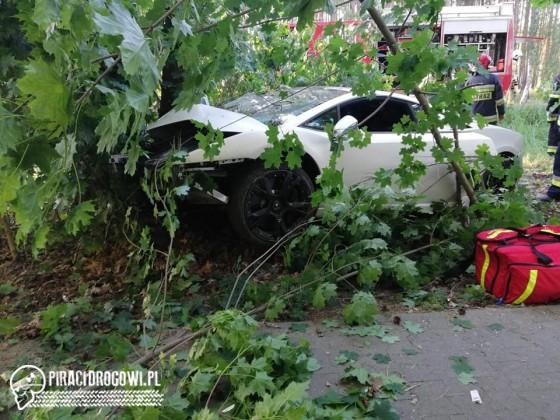 Wypadek podczas wyprzedzania. Lamborghini Gallardo zderzyło się z Fordem.